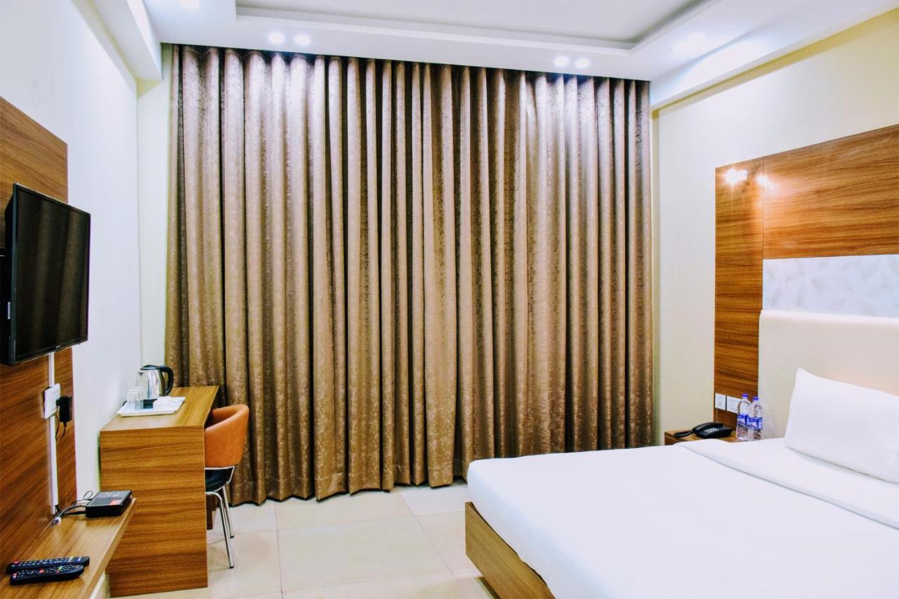 Hotel When In Gurgaon - Opposite To Artemis Hospital Екстер'єр фото