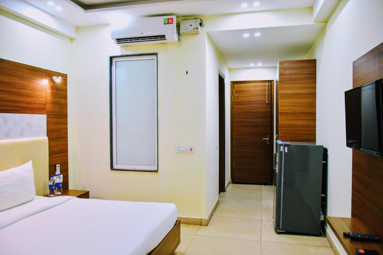 Hotel When In Gurgaon - Opposite To Artemis Hospital Екстер'єр фото