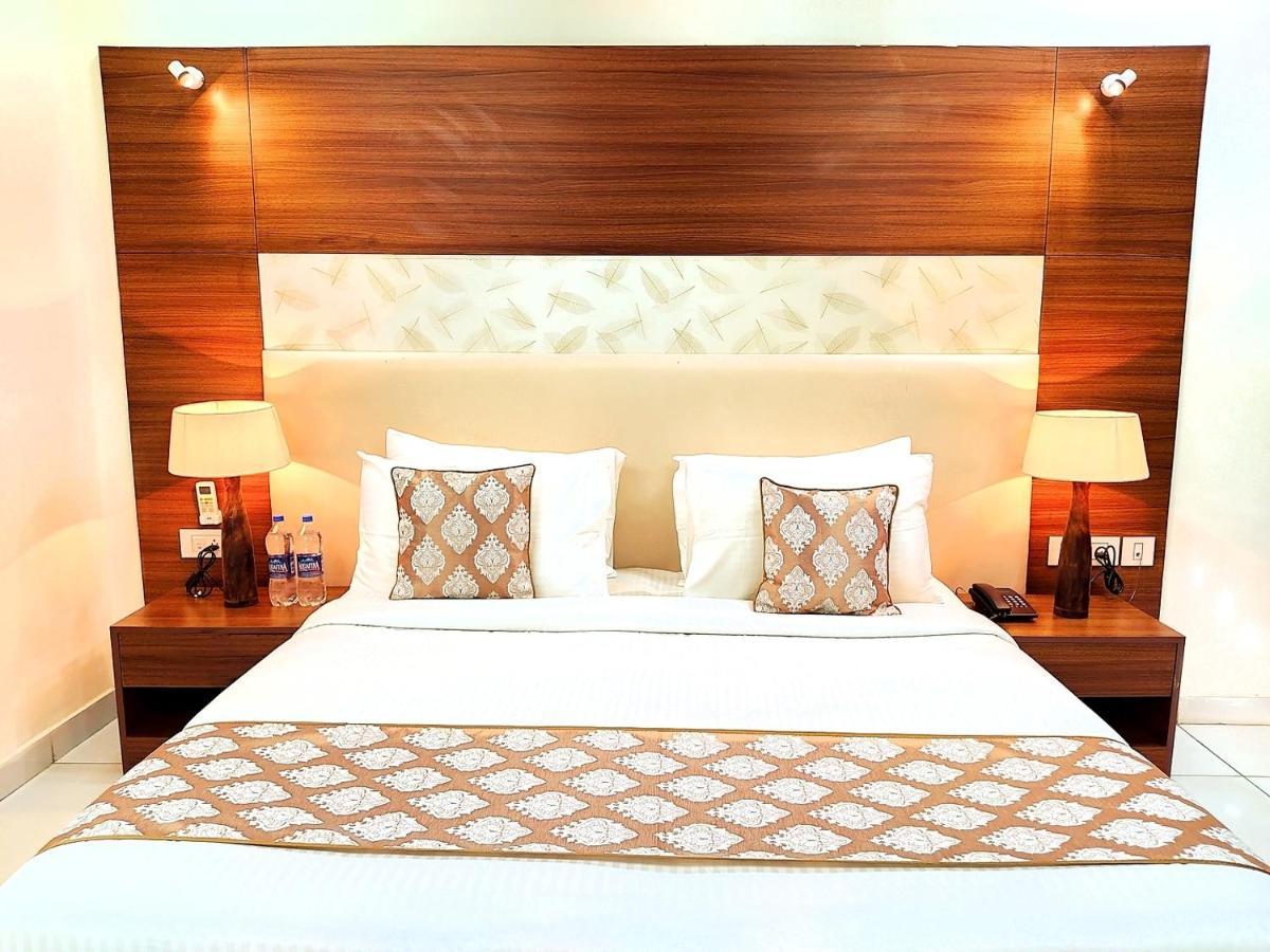 Hotel When In Gurgaon - Opposite To Artemis Hospital Екстер'єр фото