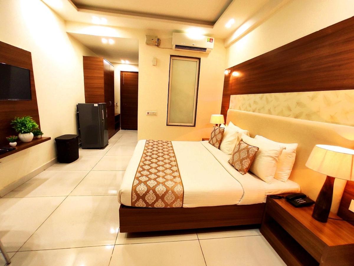 Hotel When In Gurgaon - Opposite To Artemis Hospital Екстер'єр фото