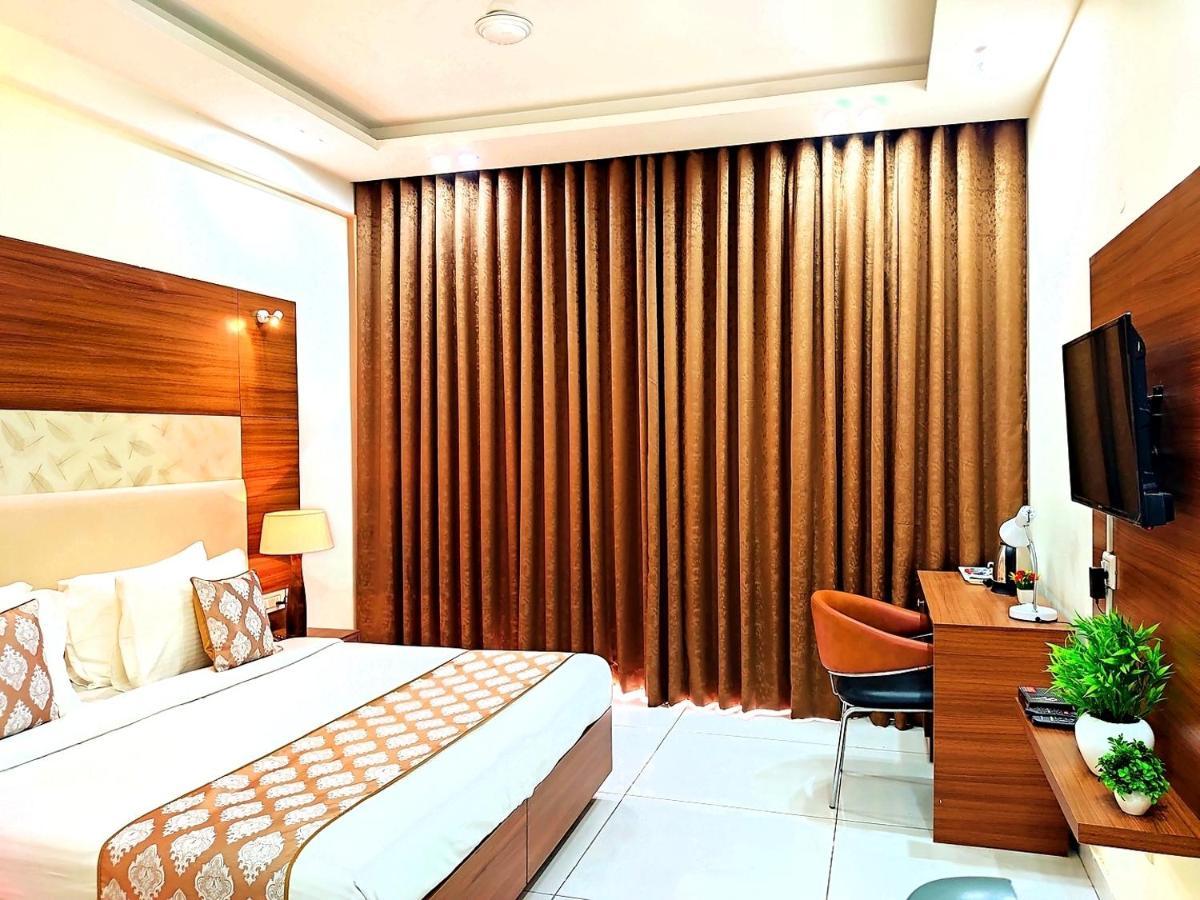 Hotel When In Gurgaon - Opposite To Artemis Hospital Екстер'єр фото