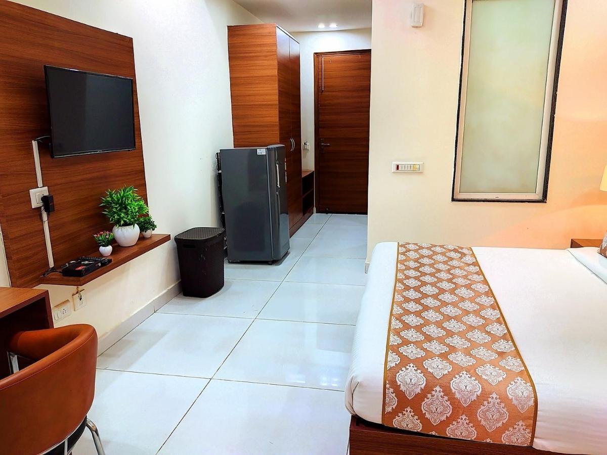 Hotel When In Gurgaon - Opposite To Artemis Hospital Екстер'єр фото